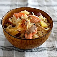 ハマるおいしさ！箸がすすむさつまいもと鮭の炊き込みご飯|ヤマサ醤油公式アカウントさん