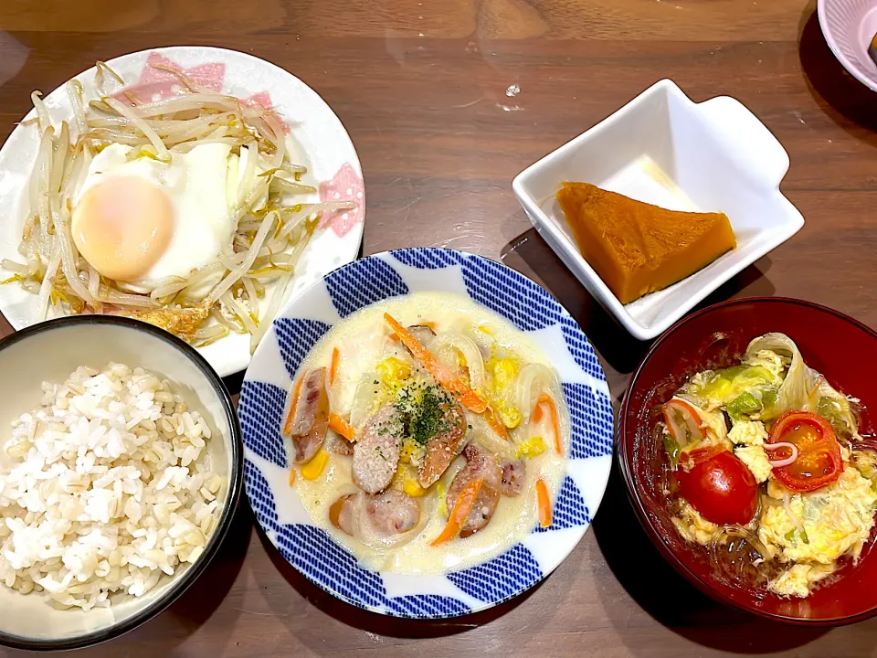 白菜とウインナーのクリーム煮　レタスとミニトマトの春雨スープ　かぼちゃの煮物　もやしの巣篭もり卵|おさむん17さん