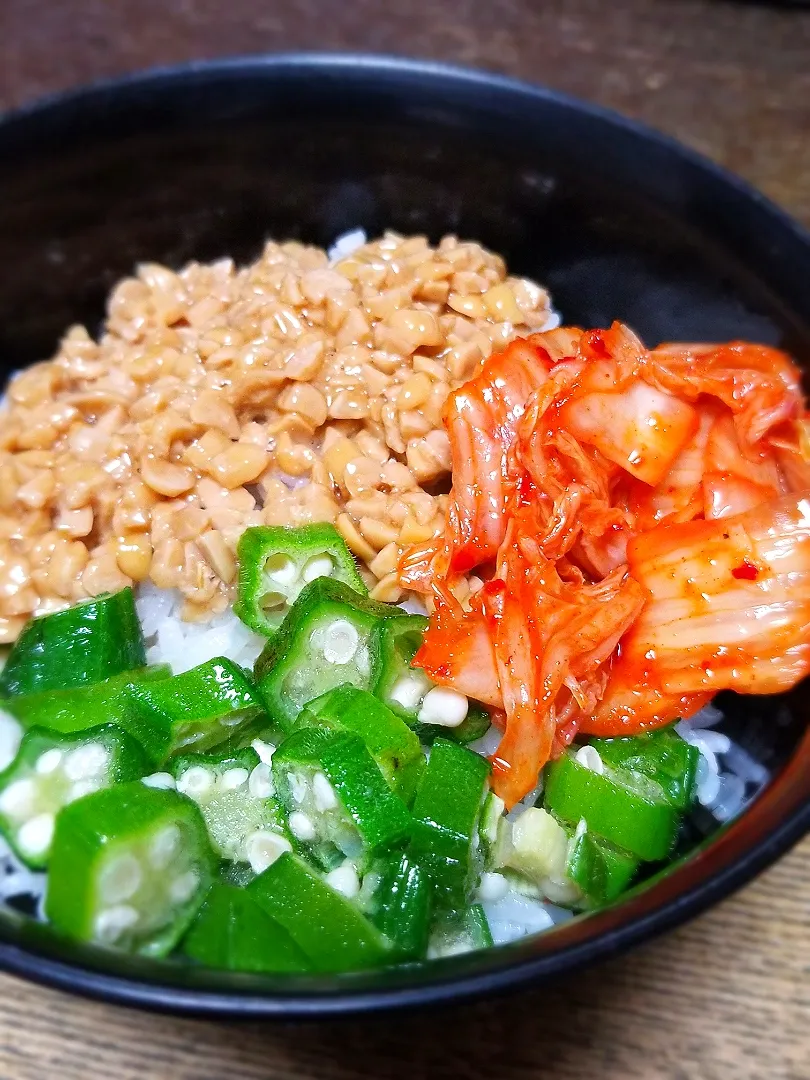 パパ作👨おくらキムチ納豆丼|ぱんだのままんさん