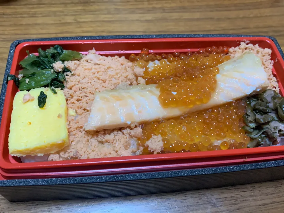 こぼれイクラとろサーモン弁当|ルナピーボールさん