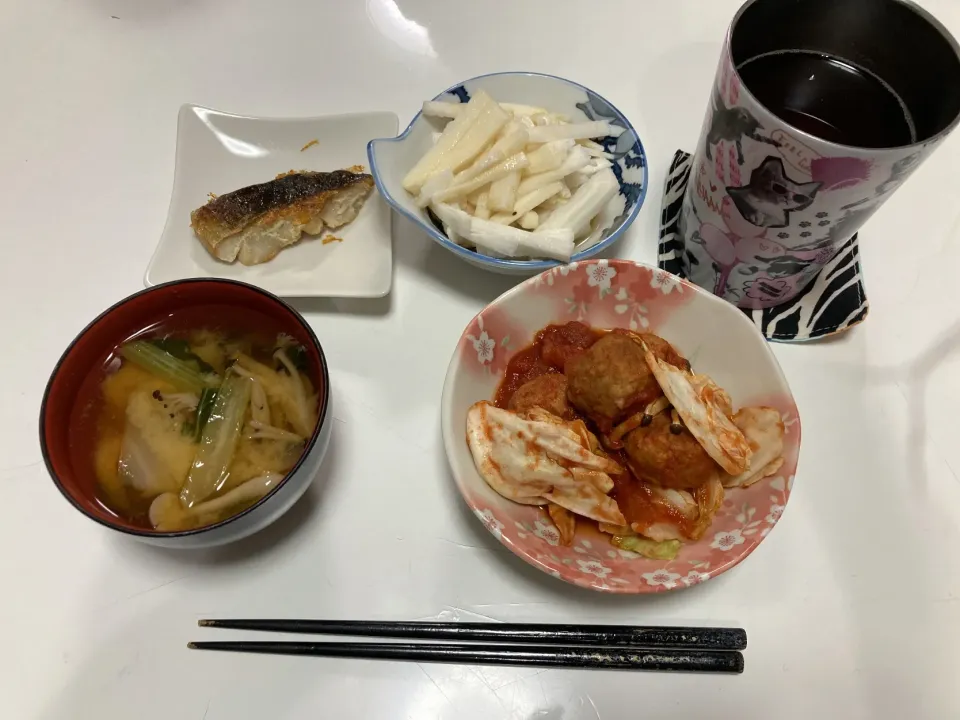 Snapdishの料理写真:晩御飯☆長芋短冊（パパリクエスト）☆ほっけの切り身☆肉団子のトマト煮☆みそ汁（白菜・小松菜・しめじ）|Saharaさん