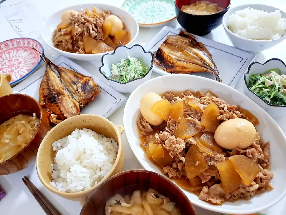 夕食(*^^*)
豚バラ大根
焼き魚(アジ)
豆苗とツナマヨサラダ
お味噌汁(キャベツ、油揚げ)|プリン☆さん