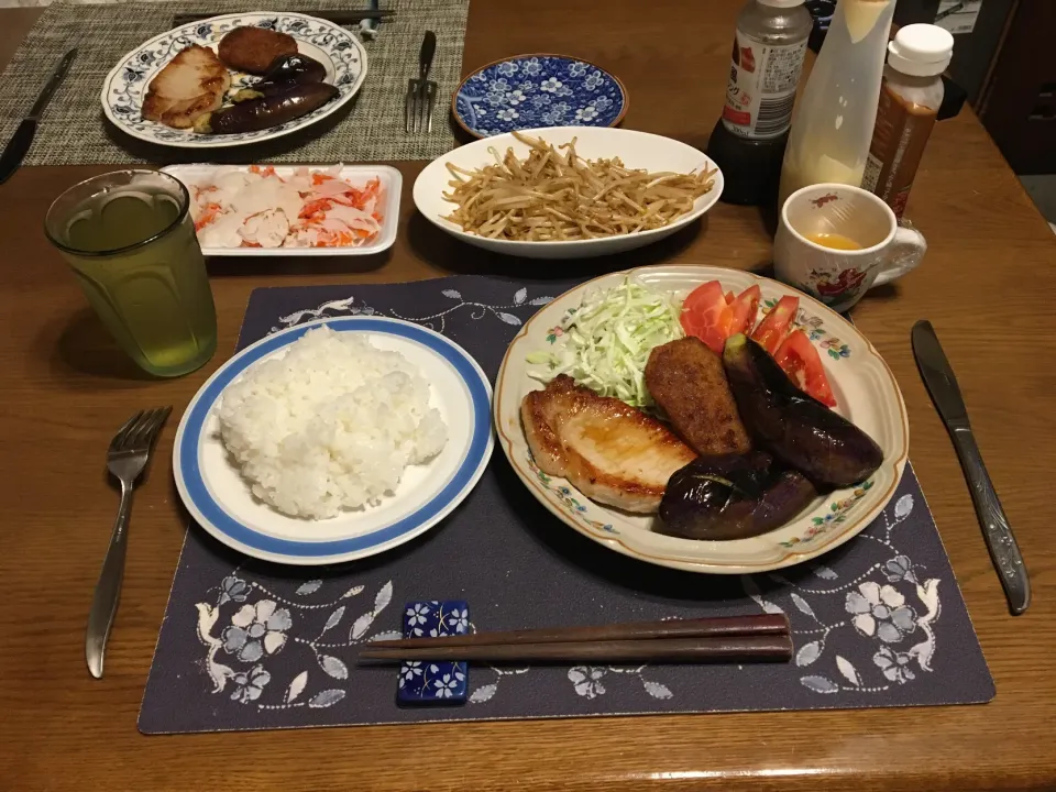 ポークソテー、なす炒め、コロッケの揚げ焼き、もやし炒め、カニカマ(夕飯)|enarinさん