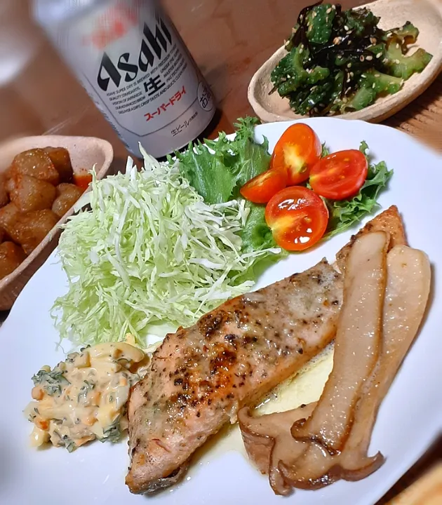 Snapdishの料理写真:鮭のムニエル🐟

バシュランさんの料理🌿
ゴーヤの塩昆布和え

こんにゃくステーキ🎶|びせんさん