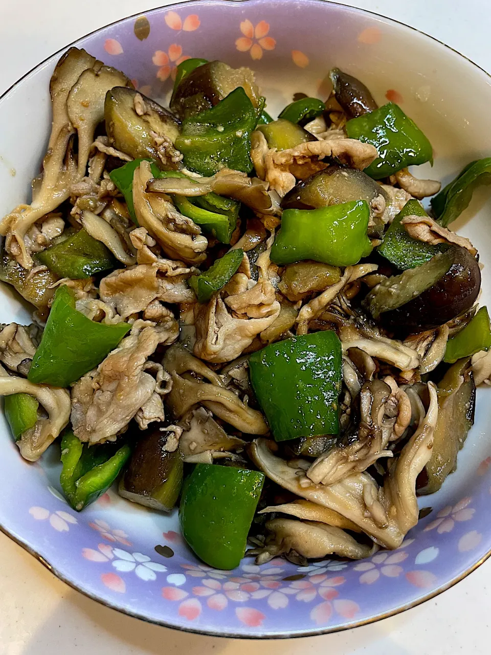 今日の…ではなく、明日の晩ご飯のおかず"ナスとピーマンの粒味噌炒め"|こむぎさん