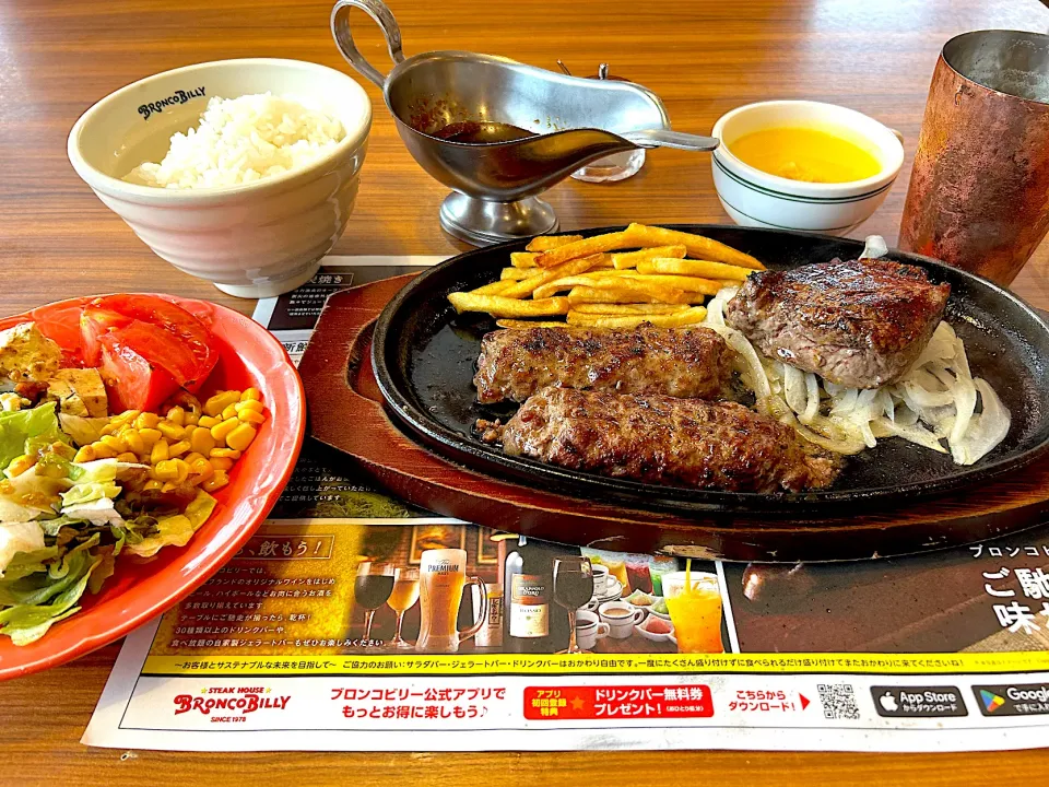 Snapdishの料理写真:ブロンコおじさんのこだわり炭焼きがんこハンバーグ＆炭焼き厚切りサーロインステーキ＆メイカーズマークハイボール|Tak@さん