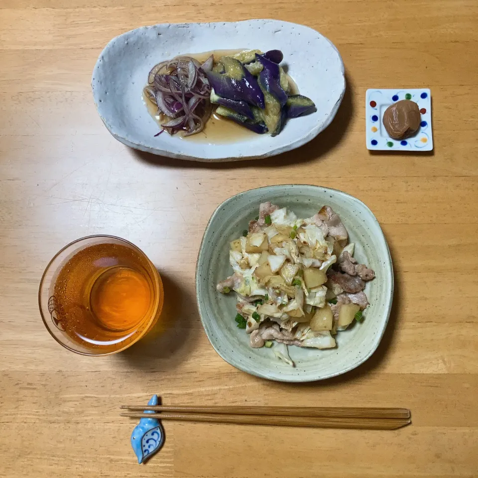 Snapdishの料理写真:豚肉とキャベツとじゃがいもの塩麹炒め|ちゃみこさん