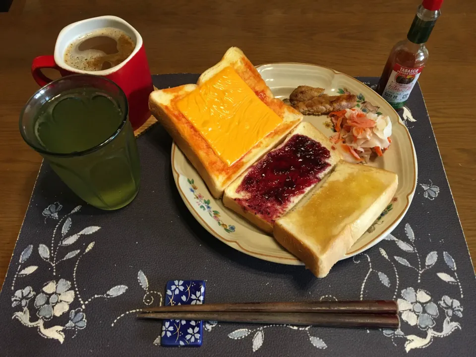 チーズトースト、カシスジャムトースト、ハニートースト、ポークソテー、カニカマ、ホットコーヒー(朝ご飯)|enarinさん