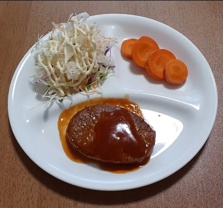 Snapdishの料理写真:チキンハンバーグ
キャベツミックスサラダ
にんじん
ご飯🍚|ナナさん