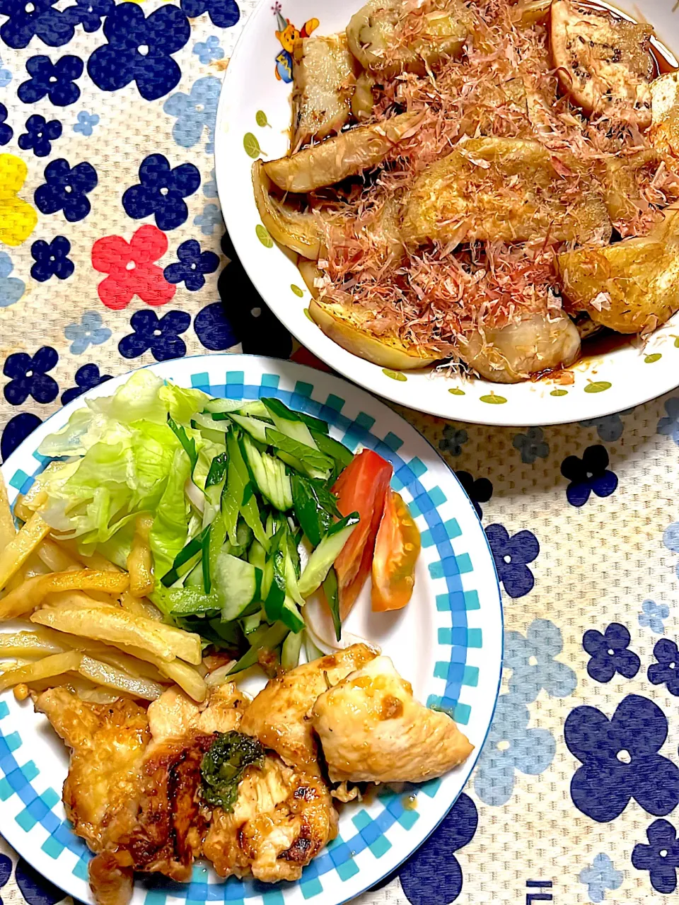 鶏胸肉の玉ねぎ麹漬け焼き大葉入り　トマト🍅　胡瓜🥒サラダ　レタス　ポテト🍟　白茄子のポン酢バターおかか掛け|4jinoanataさん