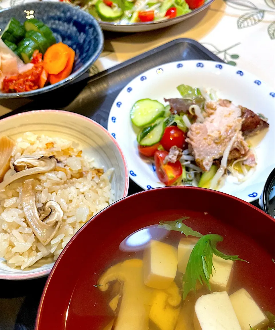 なんと、松茸戴きました‼️松茸ご飯✨松茸のお吸い物✨焼き豚サラダ💕味噌ヨーグルト漬けの人参とキュウリです🤗✨💕|てるみさん