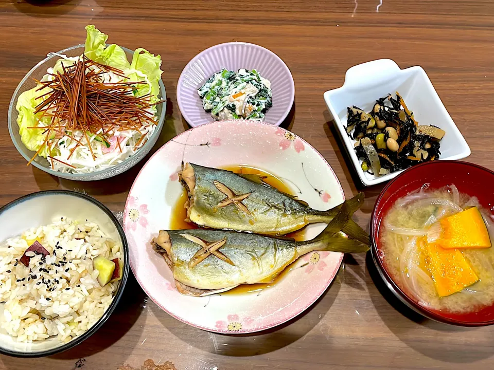 お芋ご飯　ツバスの煮付け　かぼちゃの味噌汁　ひじきの煮物　ほうれん草の白和え　パリパリそうめんのサラダ|おさむん17さん