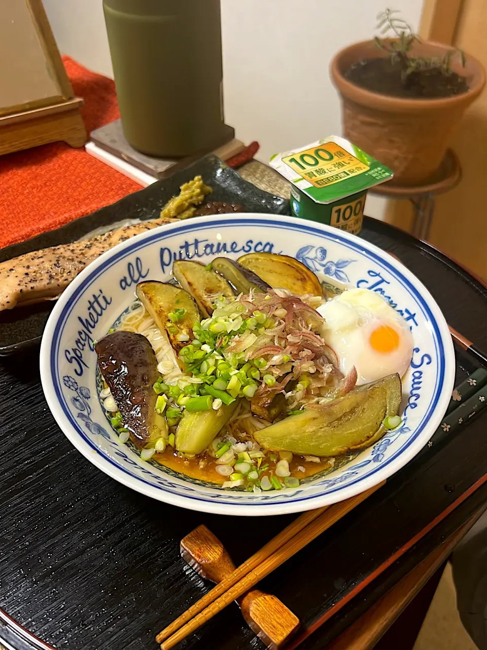 焼き茄子と温玉の麺汁の酢割りそうめん|くろさん