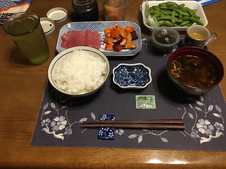 Snapdishの料理写真:生きはだまぐろの刺身、味付け真だこ、岩海苔、辛子明太子、枝豆、チーズ、味噌汁(夕飯)|enarinさん