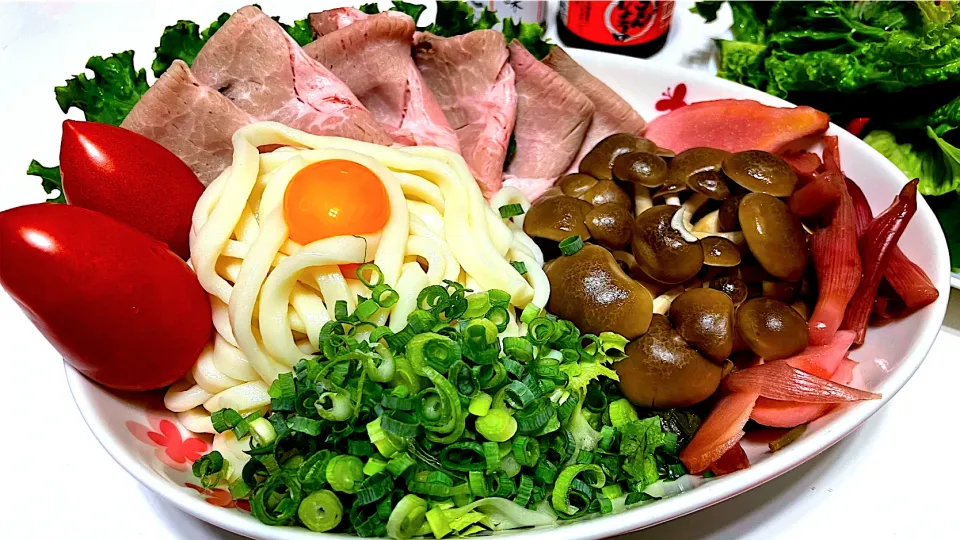 サラダ仕立てのﾛｰｽﾄﾎﾟｰｸ＆ｼﾒｼﾞたっぷりぶっかけうどん|マニラ男さん