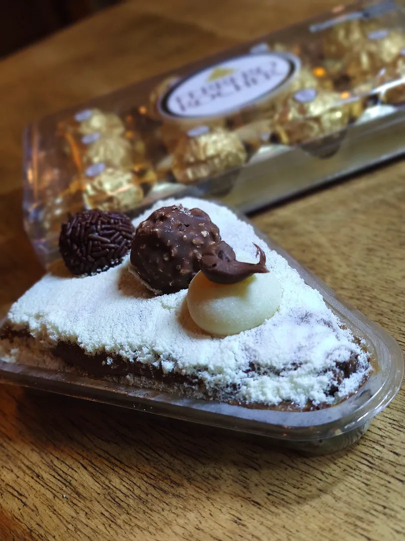 brownie com mousse de café com brigadeiro de ninho e Ferrero Rocher.|@CachoeiraHouseさん