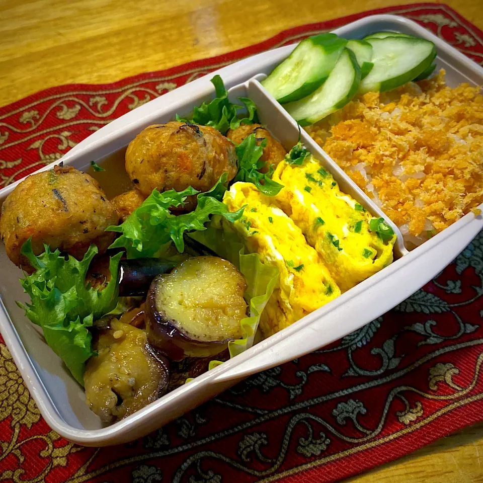 ひじきボールと、ナスのソテーと、ネギ入り玉子焼きと、鮭フレークご飯弁当|もえさん