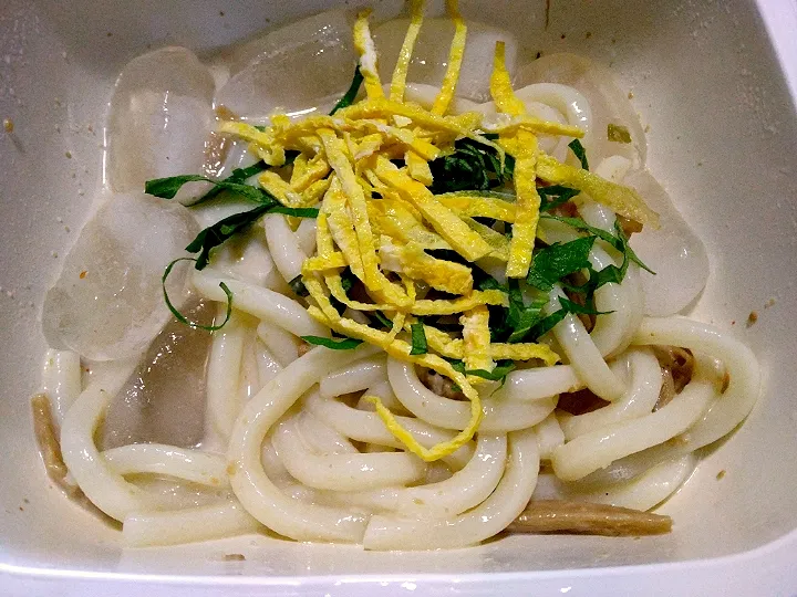 なめ茸と肉そぼろ入り胡麻ダレ冷やしうどん(錦糸卵と刻み大葉トッピング)|darkbaronさん