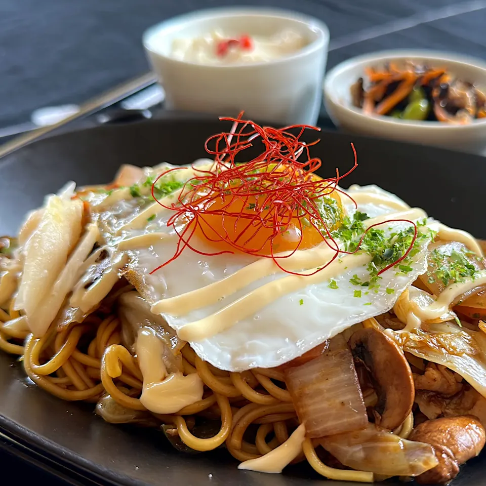 新しいフライパンで目玉焼き乗せソース焼きそば|くまちゃんさん