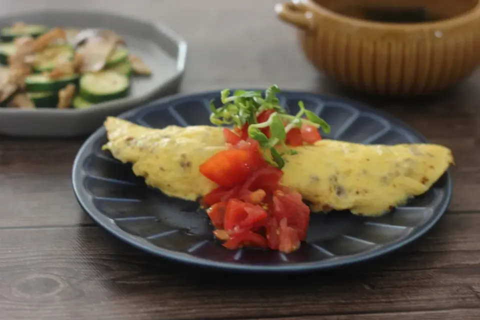 卵1個で大満足な大豆ミートのオムレツフレッシュトマトソース|ちいさなしあわせキッチンさん