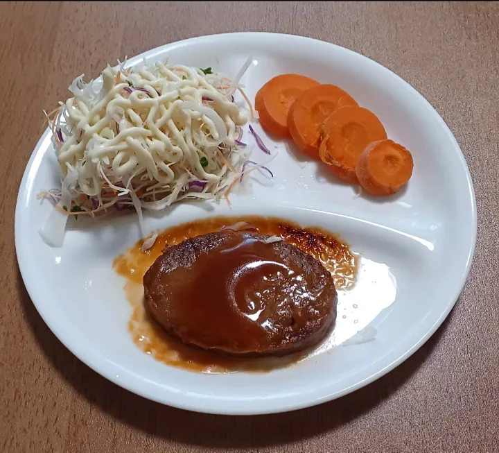 Snapdishの料理写真:チキンハンバーグ
キャベツミックスサラダ
にんじん
ご飯🍚|ナナさん