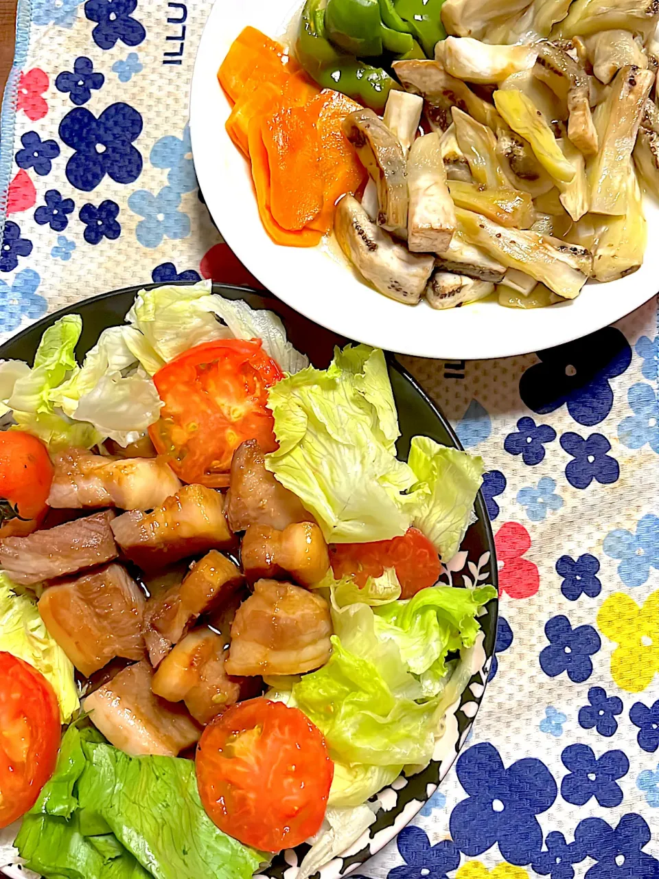 Snapdishの料理写真:豚の角煮　レタス🥬　トマト🍅　白茄子、人参🥕、ピーマンの焼き浸し|4jinoanataさん