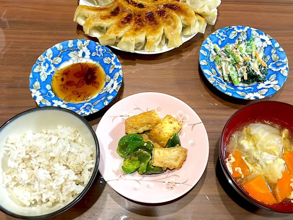 Snapdishの料理写真:餃子　厚揚げとピーマンの胡麻味噌炒め　キャベツと人参の中華スープ　小松菜の白和え|おさむん17さん