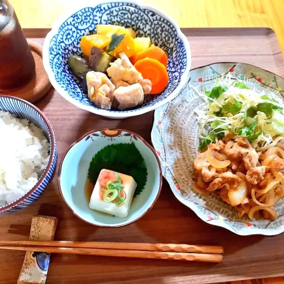 Snapdishの料理写真:しょうが焼きと
鶏の根菜煮|みきやんさん