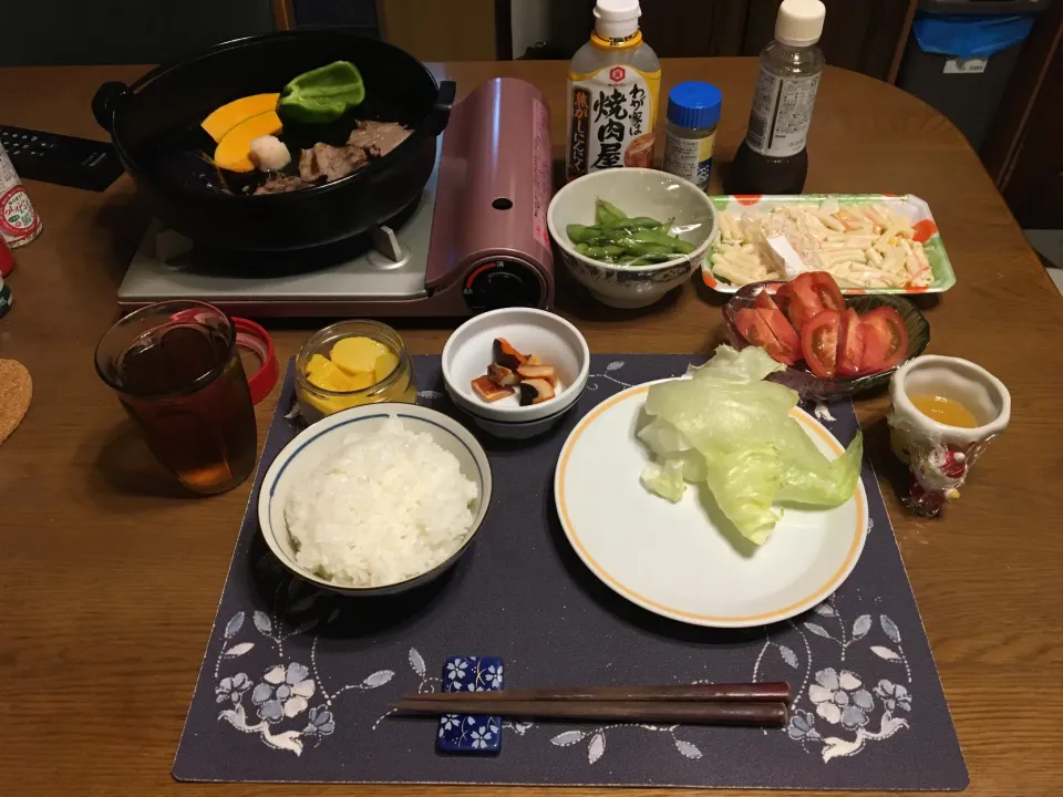 鉄鍋焼き(牛肉2種、なす、ピーマン、かぼちゃ、ウインナー)、トマト、レタス、マカロニサラダ(夕飯)|enarinさん