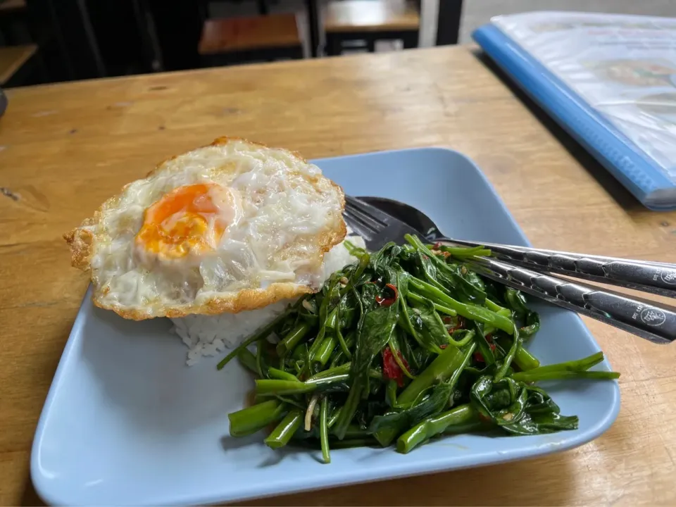 タイ🇹🇭バンコクのプロンポンイムちゃんでご飯と空芯菜炒に目玉焼きのせ　シンプルでうまい|Mikoshiba Kazutoshiさん