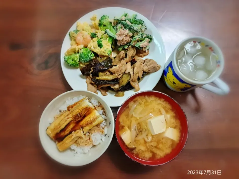 2023年7月31日の晩ご飯
うなぎご飯
豚肉と茄子の炒めもの
えび玉
ツナとゴーヤのサラダ
豆腐ときのこのお味噌汁
焼酎水割り|ソラ♂のご飯さん