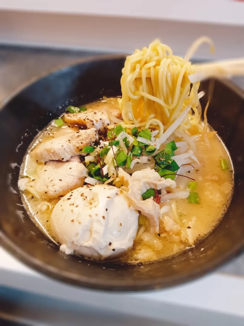 白味噌もつラーメン全部乗せ|らーめんBARらずり 店主:金澤亨さん