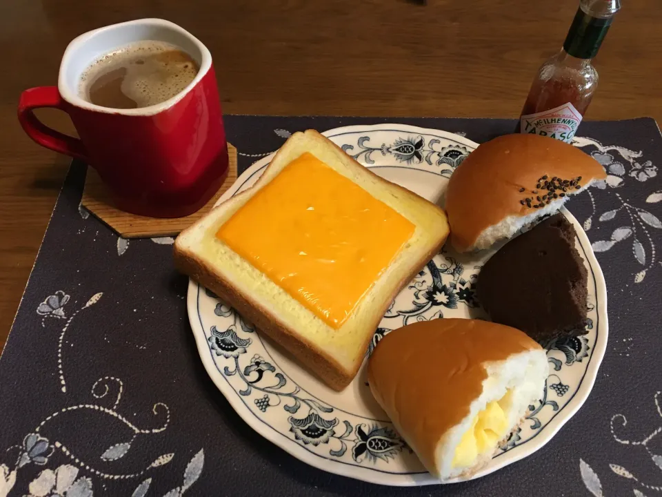 チーズトースト、あんぱん、カスタードクリームパン、ベルギーチョコパン(朝ご飯)|enarinさん