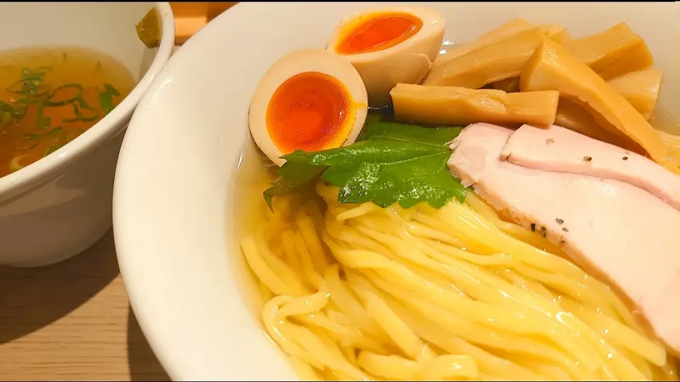 【TRYラーメン大賞2021-2022 
新店・しょうゆ部門 5位】 
支那蕎麦 澤田 
昆布水つけ麺 (白醤油、1,000円) 
＋メンマ (250円) 
＠新宿御苑前3分 
(JR新宿駅から徒歩16分)
23204 (216,685)|大脇さん