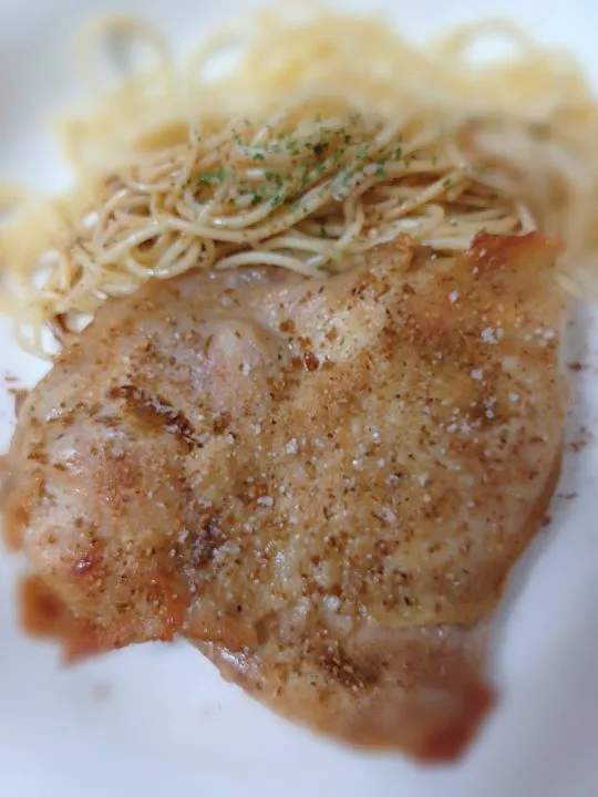 Snapdishの料理写真:狸の宴シリーズ
ある日の御料理
[洋食]
チキンステーキ パスタ添え
※皮のカリカリの香具師ね。(・∀・)|タヌキさん