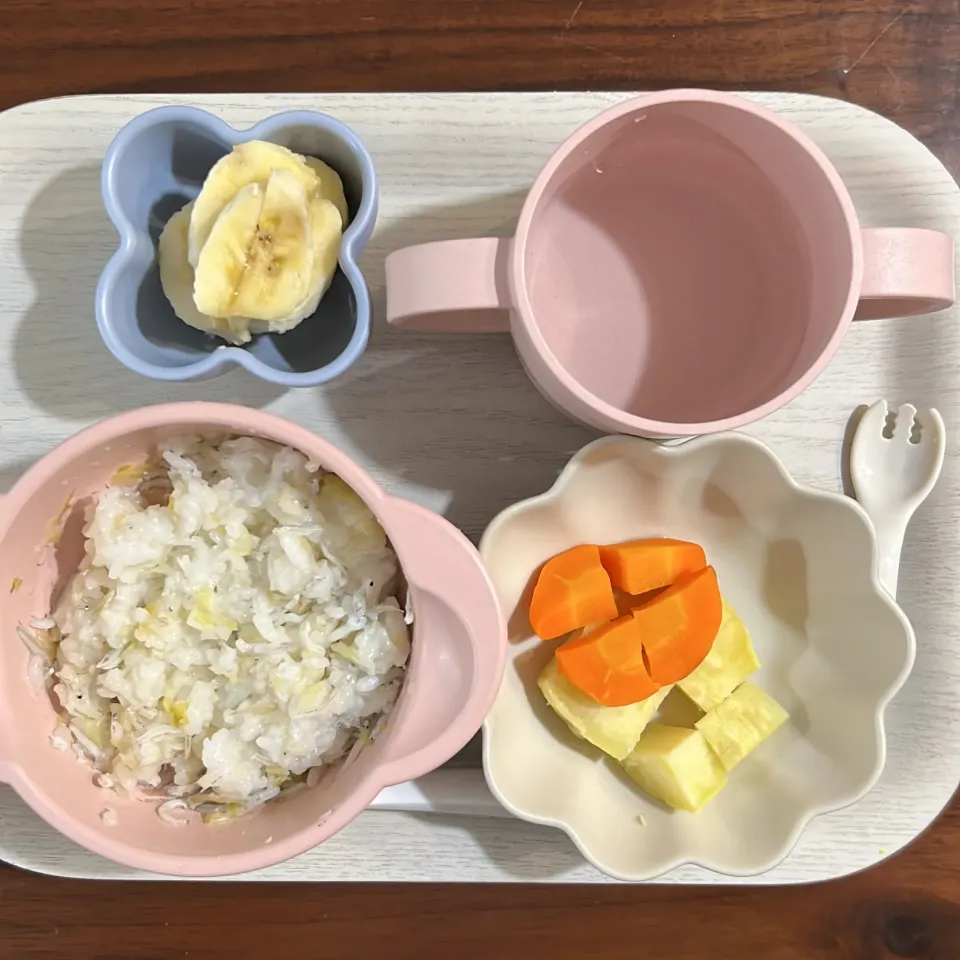 Snapdishの料理写真:しらすとキャベツのまぜごはん、さつまいも、にんじん、バナナ、湯冷し|km2571さん