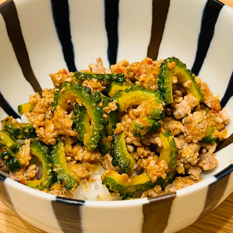 Snapdishの料理写真:ゴーヤとひき肉の辛味噌丼|yuuukaさん