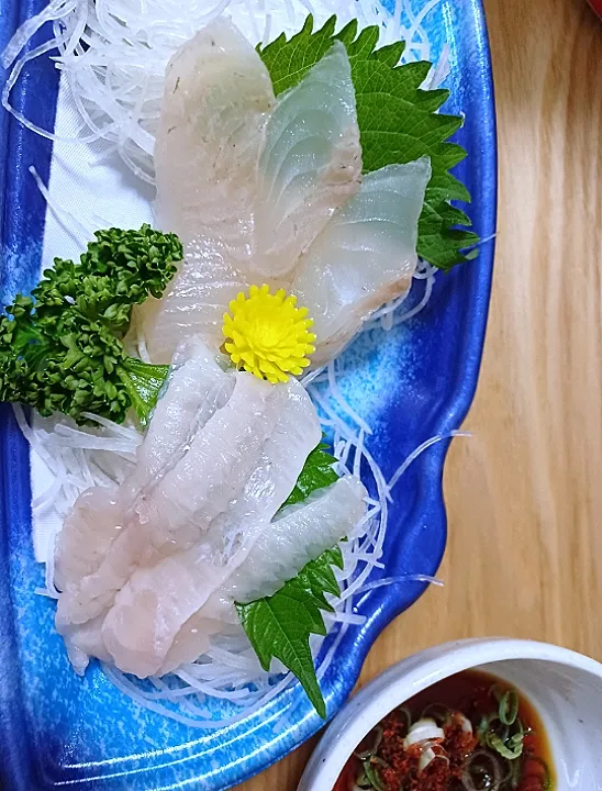 Snapdishの料理写真:狸の宴シリーズ
ある日の和食

[向付]
平目(天然物)のお造り
狸特製ポン酢を添えて。

魚屋さんの器のままで済みません。😹|タヌキさん