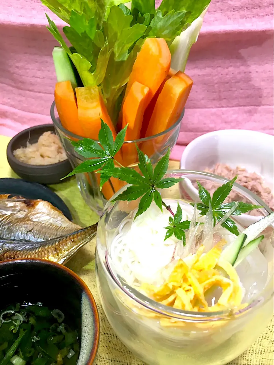 お昼ご飯、おそうめんです。茗荷とお庭の🍁を飾り付けました。セロリも美味しいです。|リキュール ポアロさん