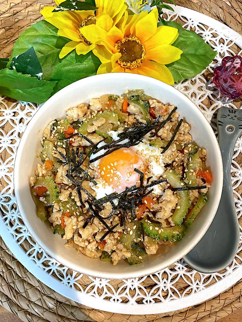 Snapdishの料理写真:ゴーヤと鶏ひき肉のスタミナ丼⭐️⭐️|🌼はなちゃん🌼さん