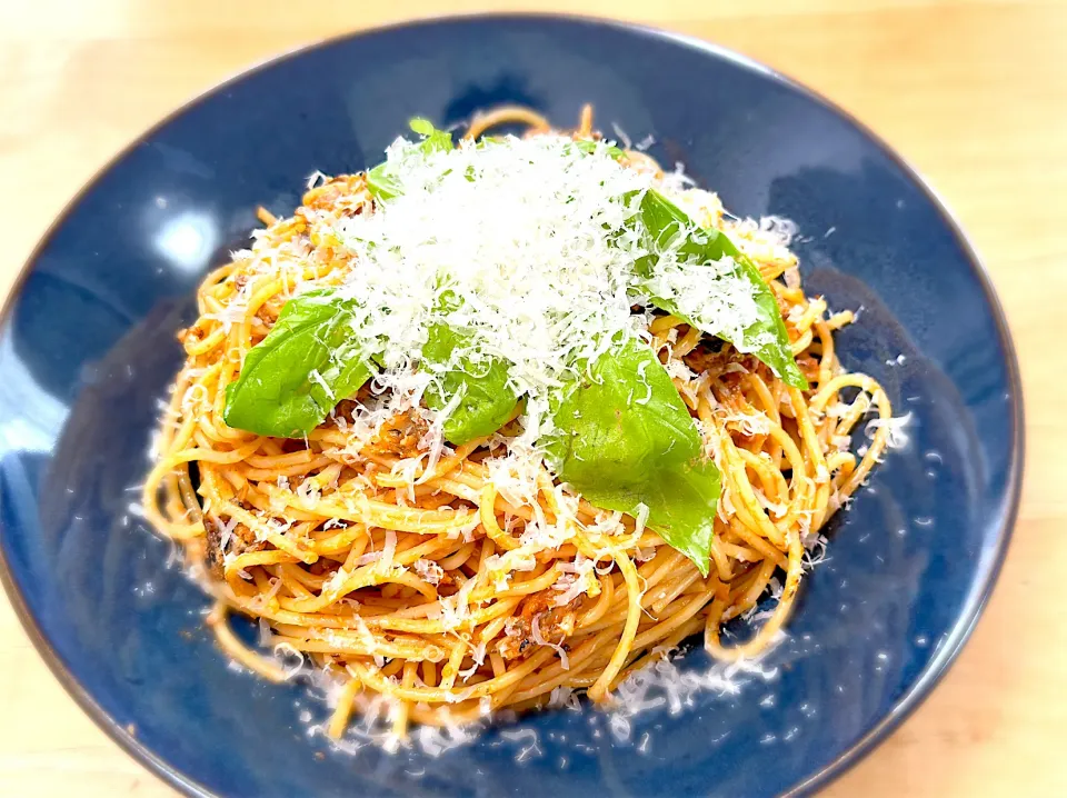 オイルサーディンとバジルのトマトソースパスタ|dezさん