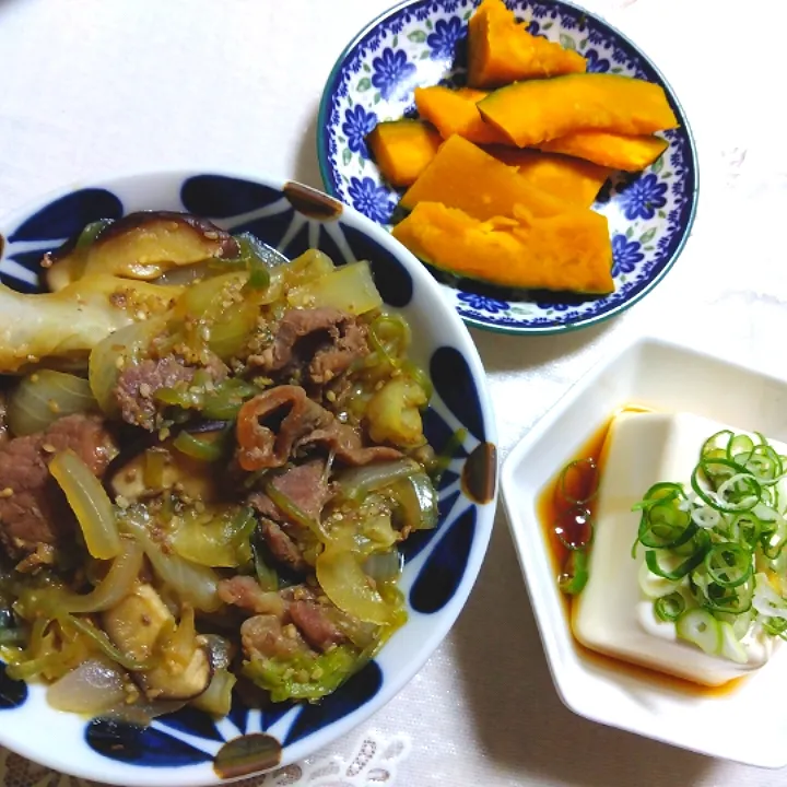 北海道ジンギスカンのと野菜やら煮た!
夜ご飯🫡🥹✨
(たれの付いてる北海道ジンギスカンのパック、
椎茸、キャベツ、🧅、甘醤油少し、胡麻、水、
生協あおさ入り蒟蒻麺)|m.rafuさん