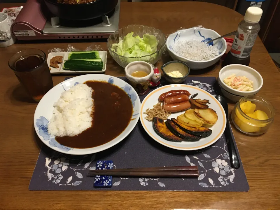 Snapdishの料理写真:カレーライス、肉と野菜のフライパン焼き、大根おろし+しらす干し、マヨキュー、マカロニサラダ、レタス(夕飯)|enarinさん