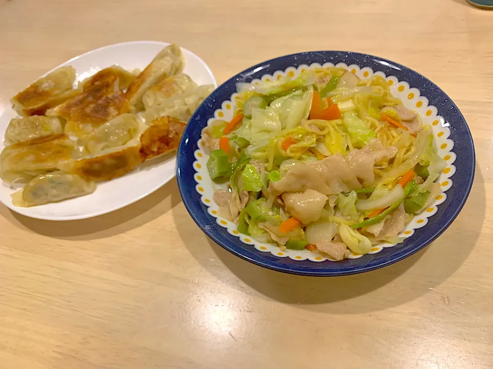 オイスターソース焼きそばと餃子|たかさん