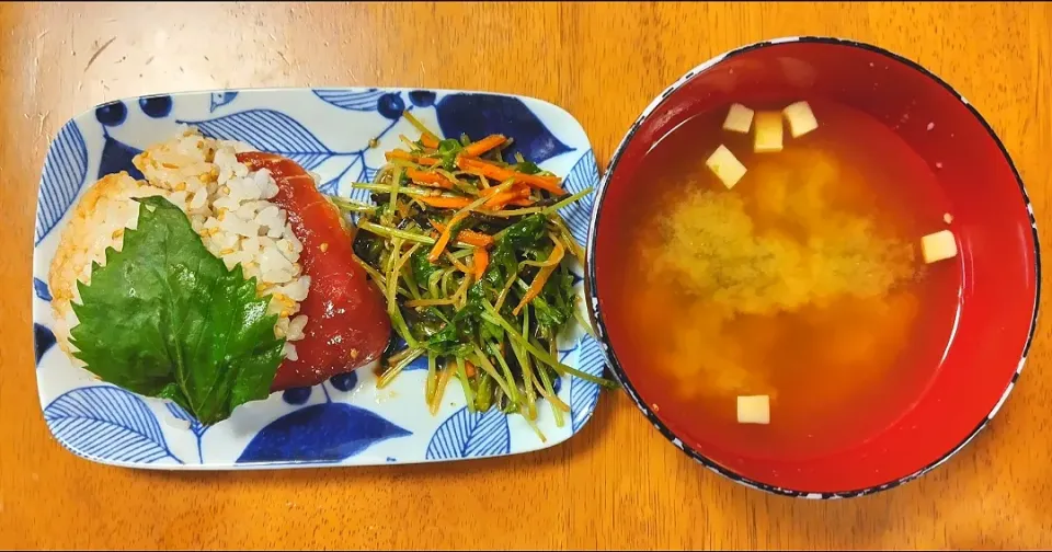 Snapdishの料理写真:2023 0819　マグロの漬けおにぎり　お味噌汁|いもこ。さん