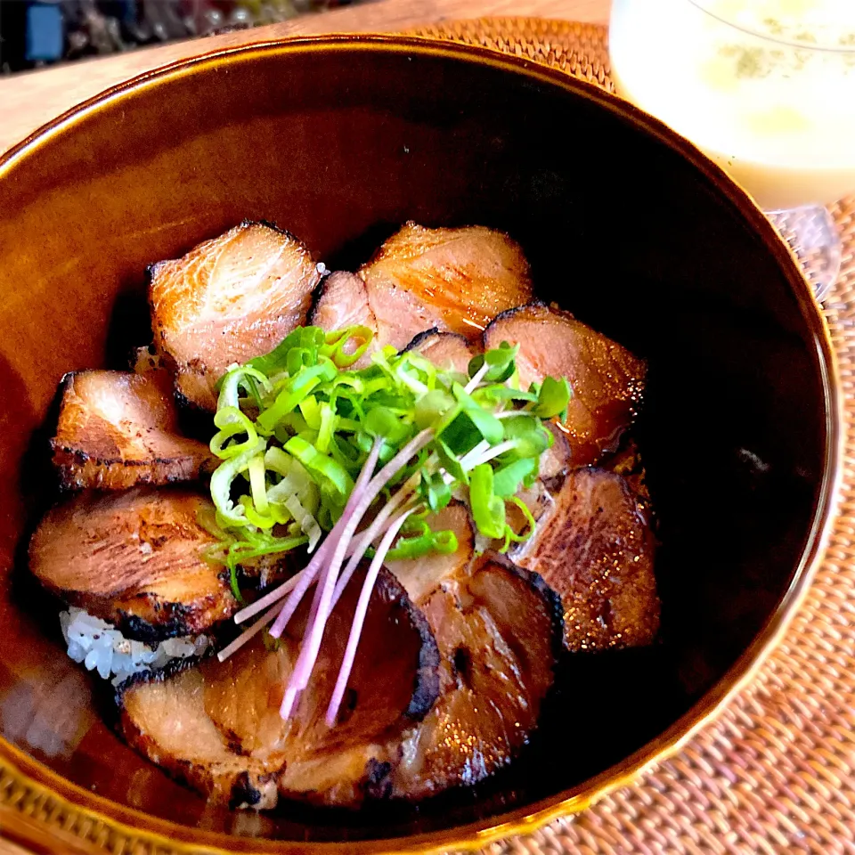 炙りチャーシュー丼❏おうちシェフProで低温調理|くろねこじったん‍さん