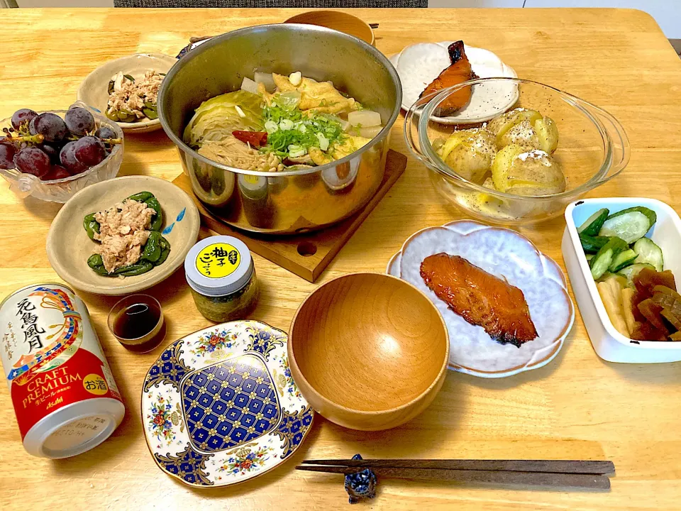 Snapdishの料理写真:ニンニクたっぷりスタミナ鍋🍲、銀鱈味醂、ジャガバタチーズ、無限ピーマン、お漬物4種、ぶどう、野草酵素、ビール|さくたえさん