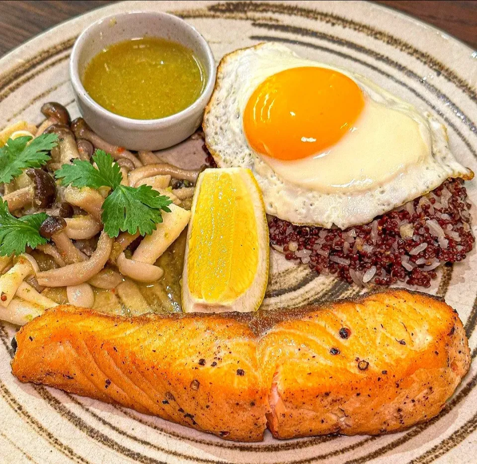 Sunday Brunch w/ Grilled Salmon Steak w/ Quinoa Fried Rice & Sunny Side Up Egg 🐟🍳🤤
...
...
Mmmmmm... Scrumptious! 🫰🏻🥰|An'leeさん