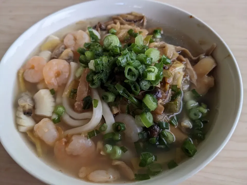 Snapdishの料理写真:海鮮塩ラーメンを茸の餡掛けとシーフードミックスでうどんバージョン|Tarou  Masayukiさん