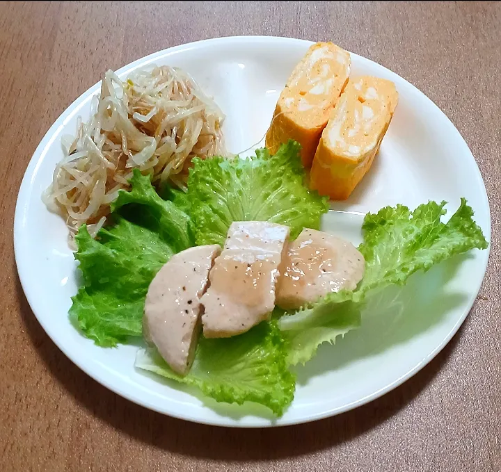 サラダチキン
フリルレタス
細もやしのガーリック炒め
だし巻き玉子
ご飯🍚|ナナさん